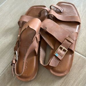 Toms like new tan leather strappy flat sandals